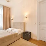 6 Rooms